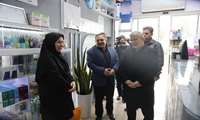 بازدید استاندار البرز و رئیس دانشگاه از داروخانه‌ای در سطح استان